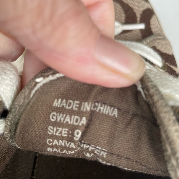 GUESS Brown logo sneakers Size 9 - Picture 12 of 12